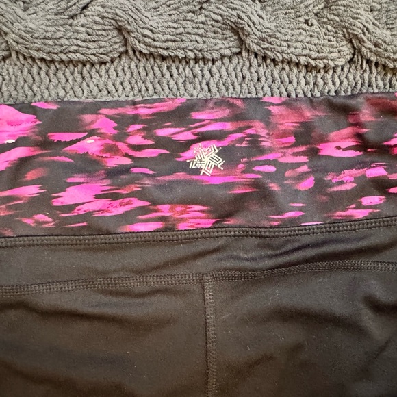 Tek Gear Black and Pink Camo Capri Leggings Women 2X - Picture 6 of 6